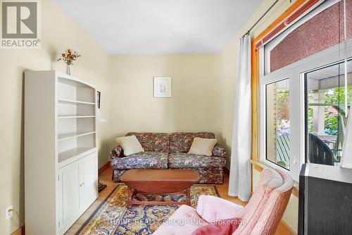 429 Emery Street E, London, ON - Indoor Photo Showing Living Room