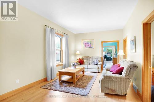 429 Emery Street E, London, ON - Indoor Photo Showing Living Room