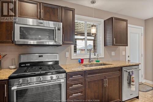 992 Aspen Ridge Crescent, Lakeshore, ON - Indoor Photo Showing Kitchen