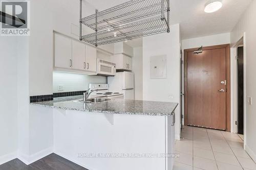 609 - 33 Sheppard Avenue E, Toronto, ON - Indoor Photo Showing Kitchen