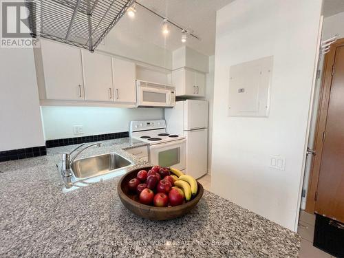 609 - 33 Sheppard Avenue E, Toronto, ON - Indoor Photo Showing Kitchen