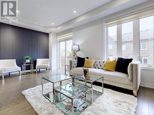 8 Hancock Street, Aurora, ON - Indoor Photo Showing Living Room