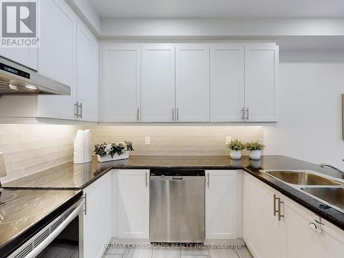 8 Hancock Street, Aurora, ON - Indoor Photo Showing Kitchen With Double Sink