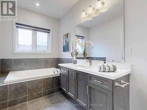 8 Hancock Street, Aurora, ON - Indoor Photo Showing Bathroom