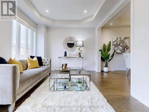 8 Hancock Street, Aurora, ON - Indoor Photo Showing Living Room