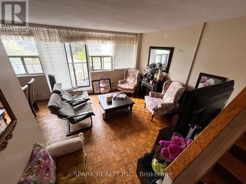 301 - 2121 Roche Court, Mississauga, ON - Indoor Photo Showing Living Room