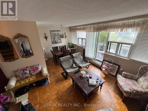 301 - 2121 Roche Court, Mississauga, ON - Indoor Photo Showing Living Room