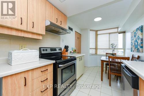 802 - 100 County Court Boulevard, Brampton, ON - Indoor Photo Showing Kitchen