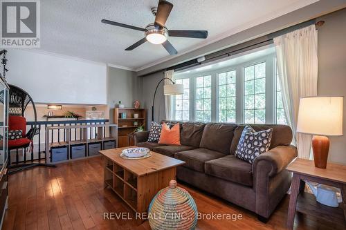 6 Huron Street, Barrie, ON - Indoor Photo Showing Living Room