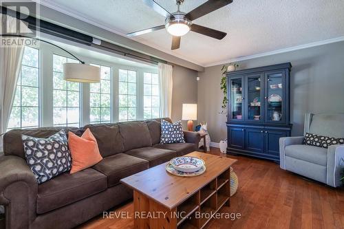 6 Huron Street, Barrie, ON - Indoor Photo Showing Living Room