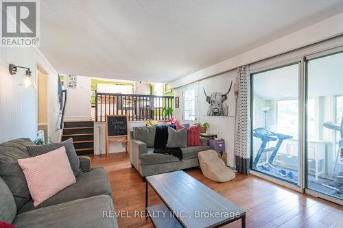 6 Huron Street, Barrie, ON - Indoor Photo Showing Living Room