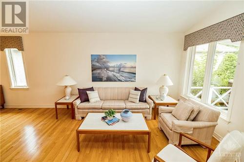 8 Nighthawk Crescent, Ottawa, ON - Indoor Photo Showing Living Room