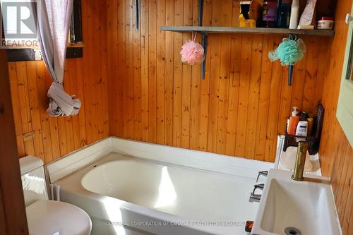 31 Robinson Street, Bayham (Port Burwell), ON - Indoor Photo Showing Bathroom