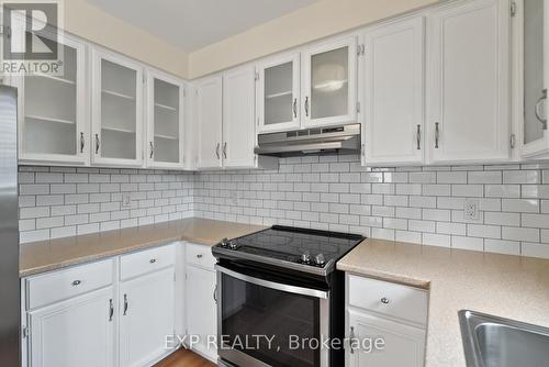 20 Mossgrove Court, Clarington (Courtice), ON - Indoor Photo Showing Kitchen