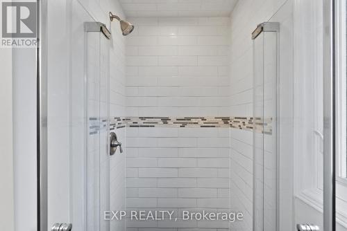 20 Mossgrove Court, Clarington (Courtice), ON - Indoor Photo Showing Bathroom