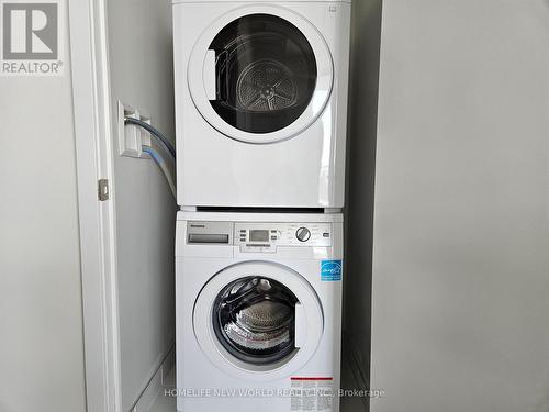 4402 - 11 Wellesley Street W, Toronto, ON - Indoor Photo Showing Laundry Room