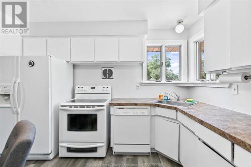 493 Bertha, Windsor, ON - Indoor Photo Showing Kitchen