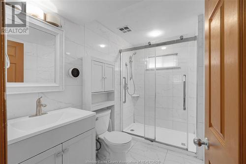 2420 Venetian Avenue, Windsor, ON - Indoor Photo Showing Bathroom