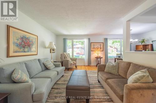 895 Ellesmere Avenue, Peterborough (Northcrest), ON - Indoor Photo Showing Living Room