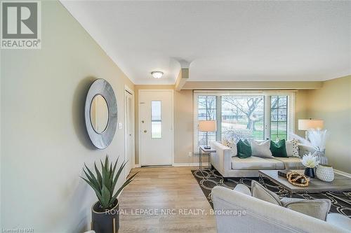 Main - 15 Royale Road, St. Catharines, ON - Indoor Photo Showing Living Room