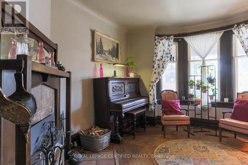 110 Smith Street, Wellington North, ON - Indoor Photo Showing Living Room