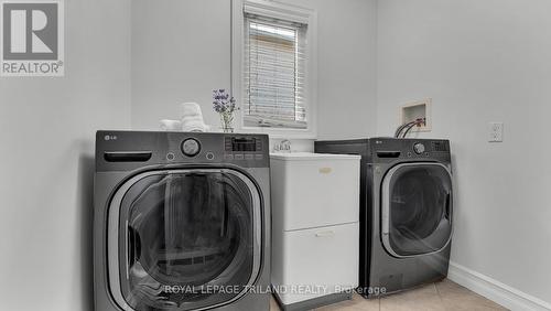 328 Plane Tree Drive, London, ON - Indoor Photo Showing Laundry Room