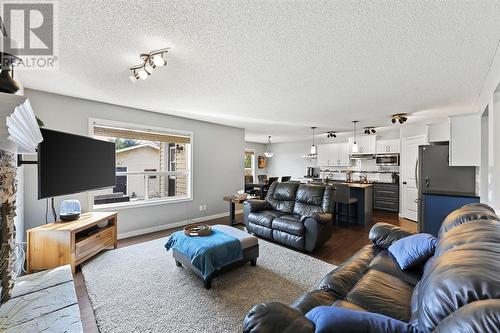 133 Prestwick Mews Se, Calgary, AB - Indoor Photo Showing Living Room