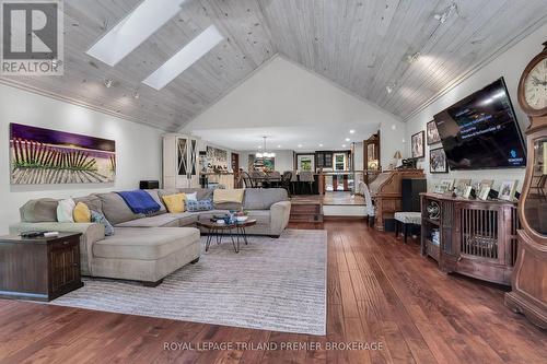 9941 Nipigon Street, Lambton Shores (Port Franks), ON - Indoor Photo Showing Living Room