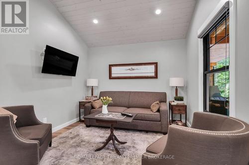 9941 Nipigon Street, Lambton Shores (Port Franks), ON - Indoor Photo Showing Living Room