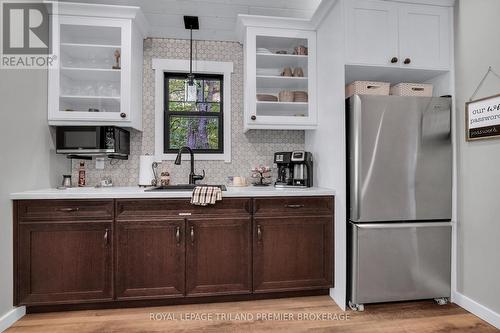 9941 Nipigon Street, Lambton Shores (Port Franks), ON - Indoor Photo Showing Kitchen