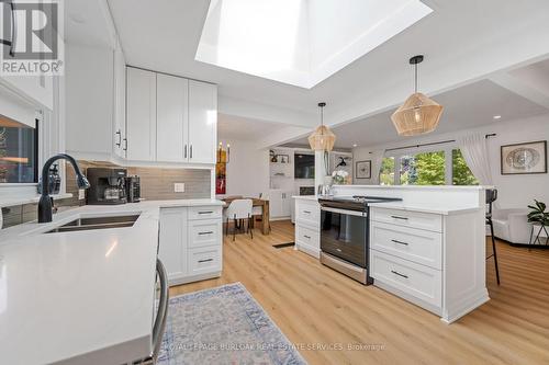 2227 Deyncourt Drive, Burlington, ON - Indoor Photo Showing Kitchen With Double Sink With Upgraded Kitchen