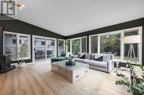 2227 Deyncourt Drive, Burlington, ON - Indoor Photo Showing Living Room