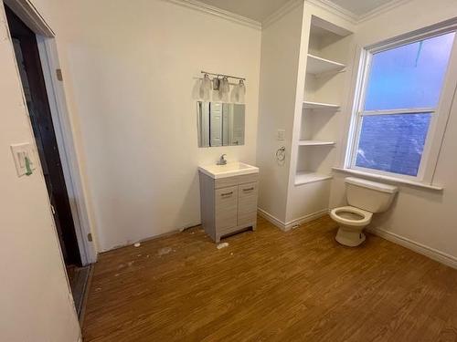 220 Cumming St., Thunder Bay, ON - Indoor Photo Showing Bathroom