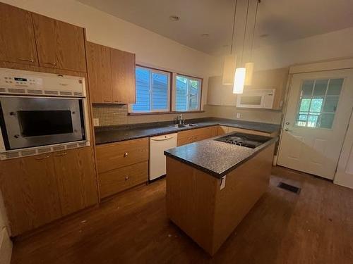 220 Cumming St., Thunder Bay, ON - Indoor Photo Showing Kitchen With Double Sink