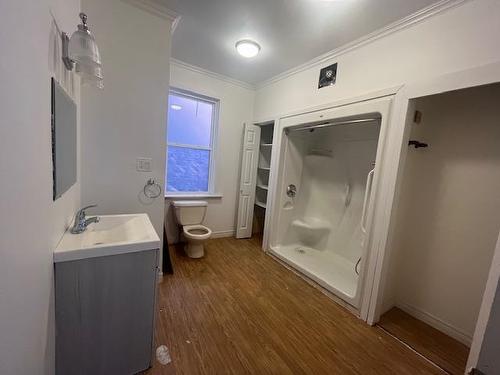 220 Cumming St., Thunder Bay, ON - Indoor Photo Showing Bathroom