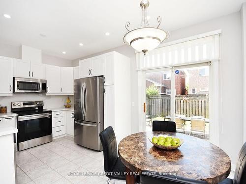 5638 Longboat Ave, Mississauga, ON - Indoor Photo Showing Kitchen