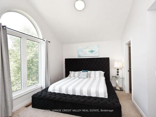 5638 Longboat Ave, Mississauga, ON - Indoor Photo Showing Bedroom