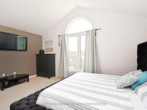 5638 Longboat Ave, Mississauga, ON - Indoor Photo Showing Bedroom