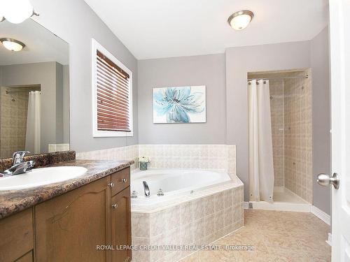 5638 Longboat Ave, Mississauga, ON - Indoor Photo Showing Bathroom