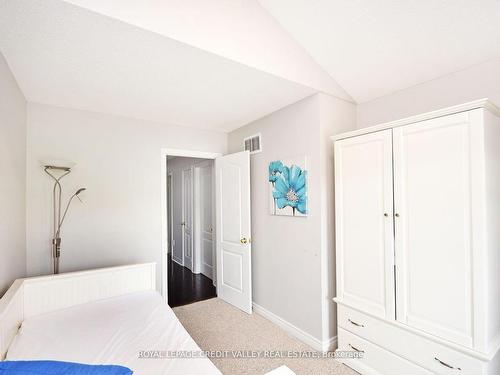 5638 Longboat Ave, Mississauga, ON - Indoor Photo Showing Bedroom