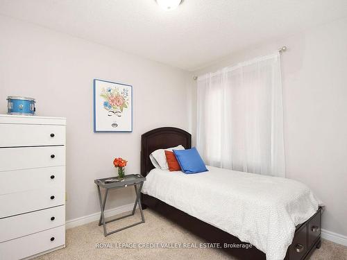 5638 Longboat Ave, Mississauga, ON - Indoor Photo Showing Bedroom