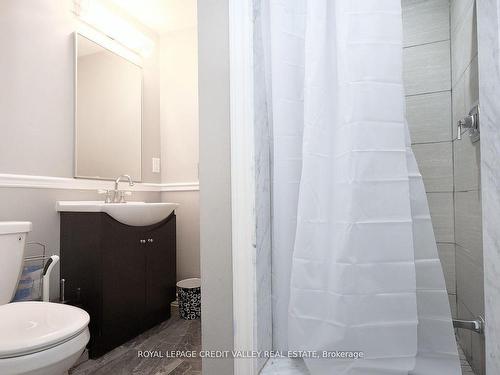 5638 Longboat Ave, Mississauga, ON - Indoor Photo Showing Bathroom