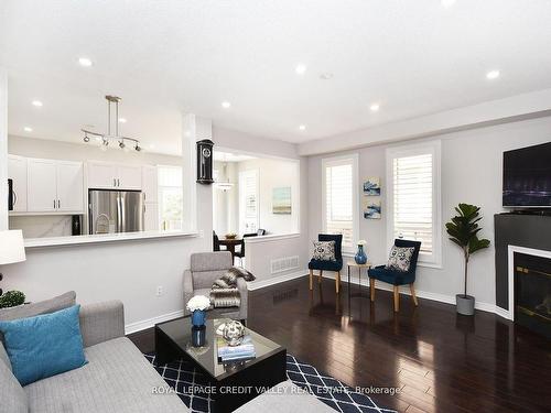 5638 Longboat Ave, Mississauga, ON - Indoor Photo Showing Living Room