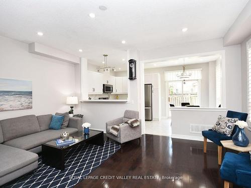 5638 Longboat Ave, Mississauga, ON - Indoor Photo Showing Living Room