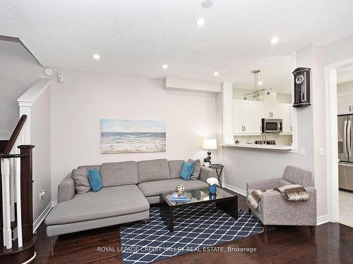 5638 Longboat Ave, Mississauga, ON - Indoor Photo Showing Living Room