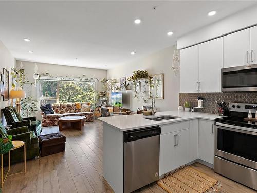 407-280 Island Hwy, View Royal, BC - Indoor Photo Showing Kitchen With Double Sink