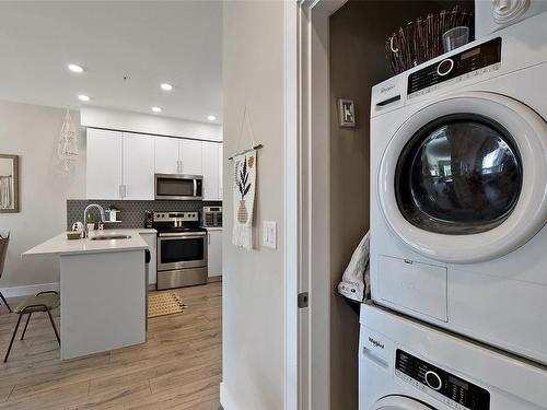 407-280 Island Hwy, View Royal, BC - Indoor Photo Showing Laundry Room