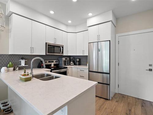 407-280 Island Hwy, View Royal, BC - Indoor Photo Showing Kitchen With Double Sink With Upgraded Kitchen