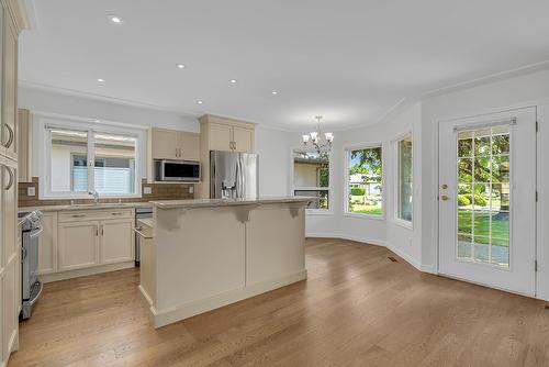 5-1201 Cameron Avenue, Kelowna, BC - Indoor Photo Showing Kitchen With Upgraded Kitchen