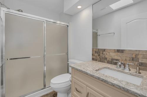 5-1201 Cameron Avenue, Kelowna, BC - Indoor Photo Showing Bathroom